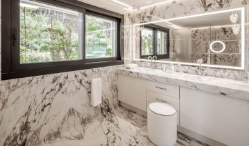 Interior of the bathroom of the Junior Suite sea view