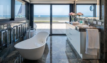 Panoramic Suite bathroom with sea view